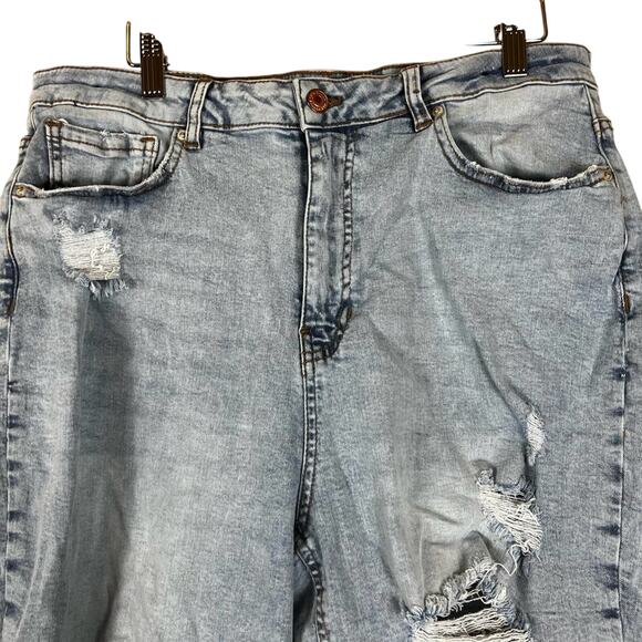 Vanilla Star Light Wash Distressed Mom Jeans - Picture 3 of 6